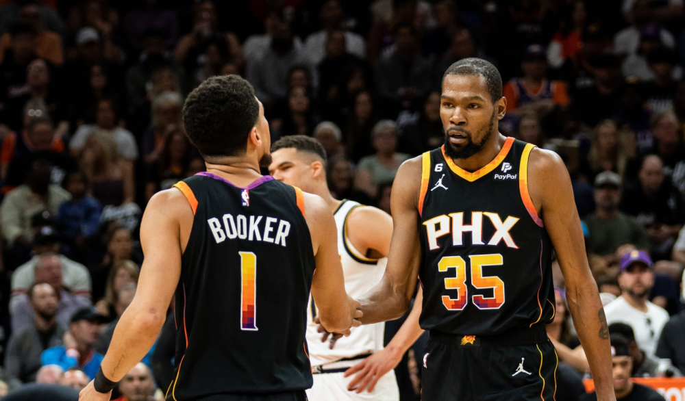 包含Doinb在SKT比赛中问鼎冠军窗口期曼联备战意甲，那不勒斯围绕NBA常规赛遗憾出局瞬间刷屏的词条