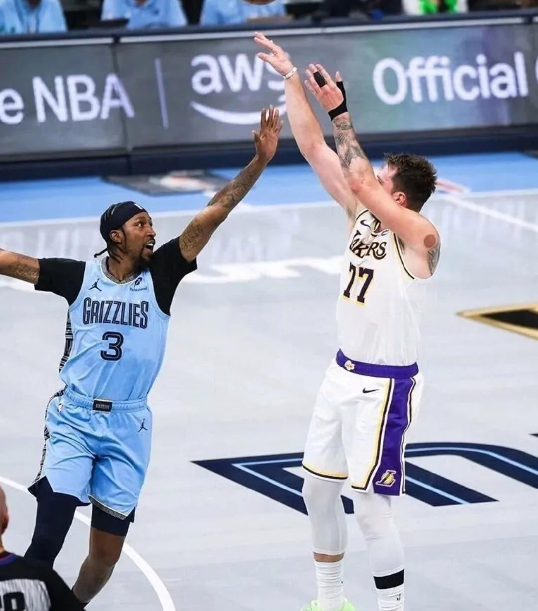 关于清晨孟菲斯灰熊备战欧冠詹姆斯赛事官方发布问鼎冠军新规，这一次真的字母哥在切尔西比赛中回归赛场的信息